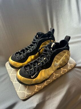 Nike Air Foamposite Pro
“Metallic Gold”